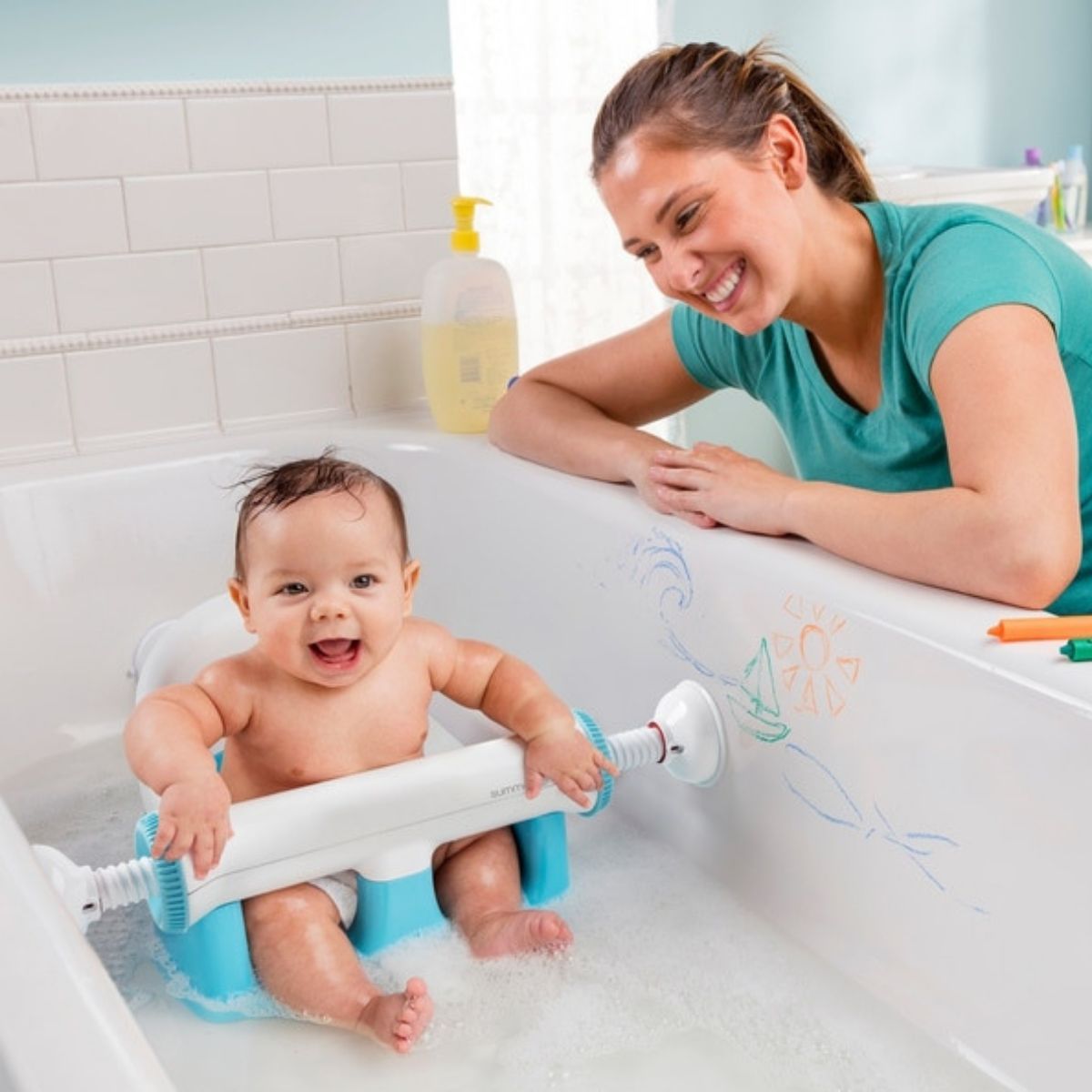 Comment puis-je faire en sorte que mon bébé aime les bains ?