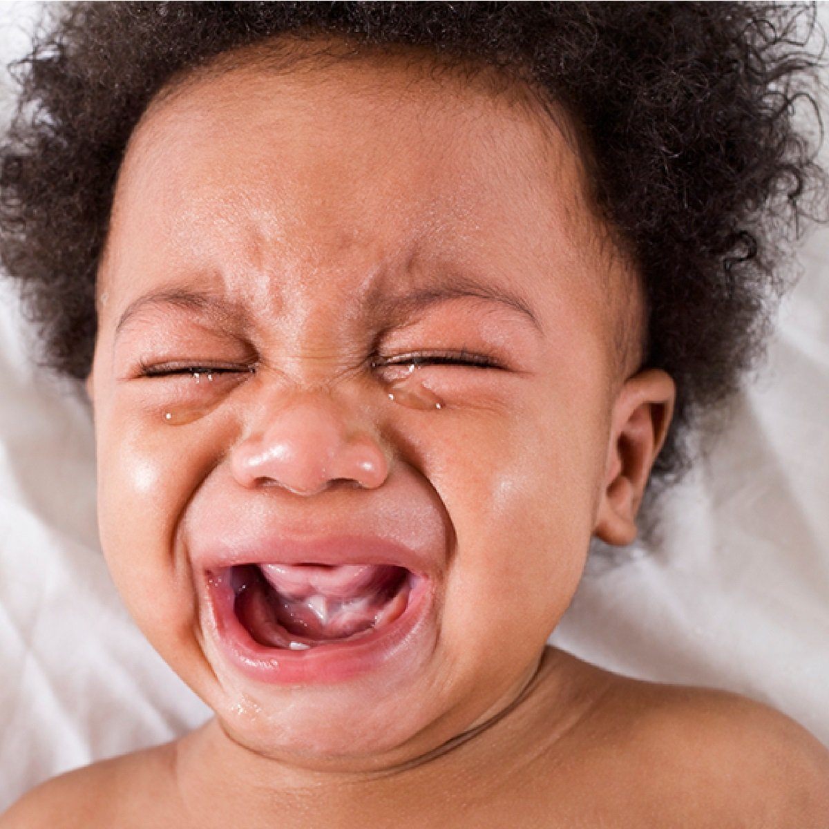 Pourquoi mon bébé pleure-t-il sans raison ?